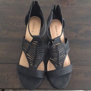 Size 11 women’s strappy wedged open toe sandals